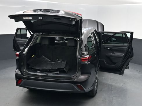 Used 2020 Toyota Highlander XLE image 16