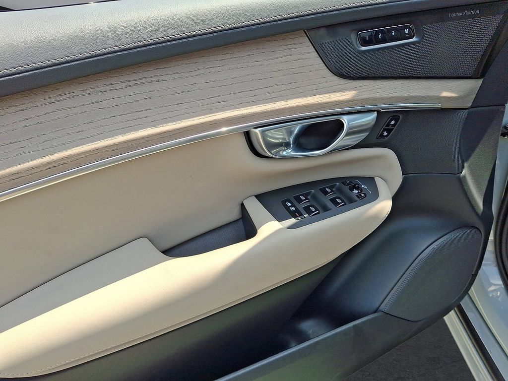 Certified 2026 Volvo XC90 B6 Plus AWD/4WD image 16