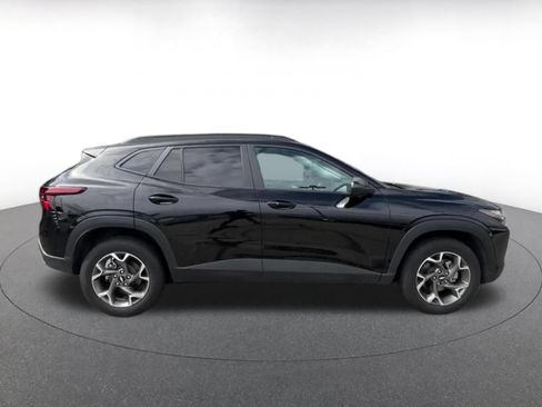 Used 2025 Chevrolet Trax LT w/ LT Convenience Package FWD image 16