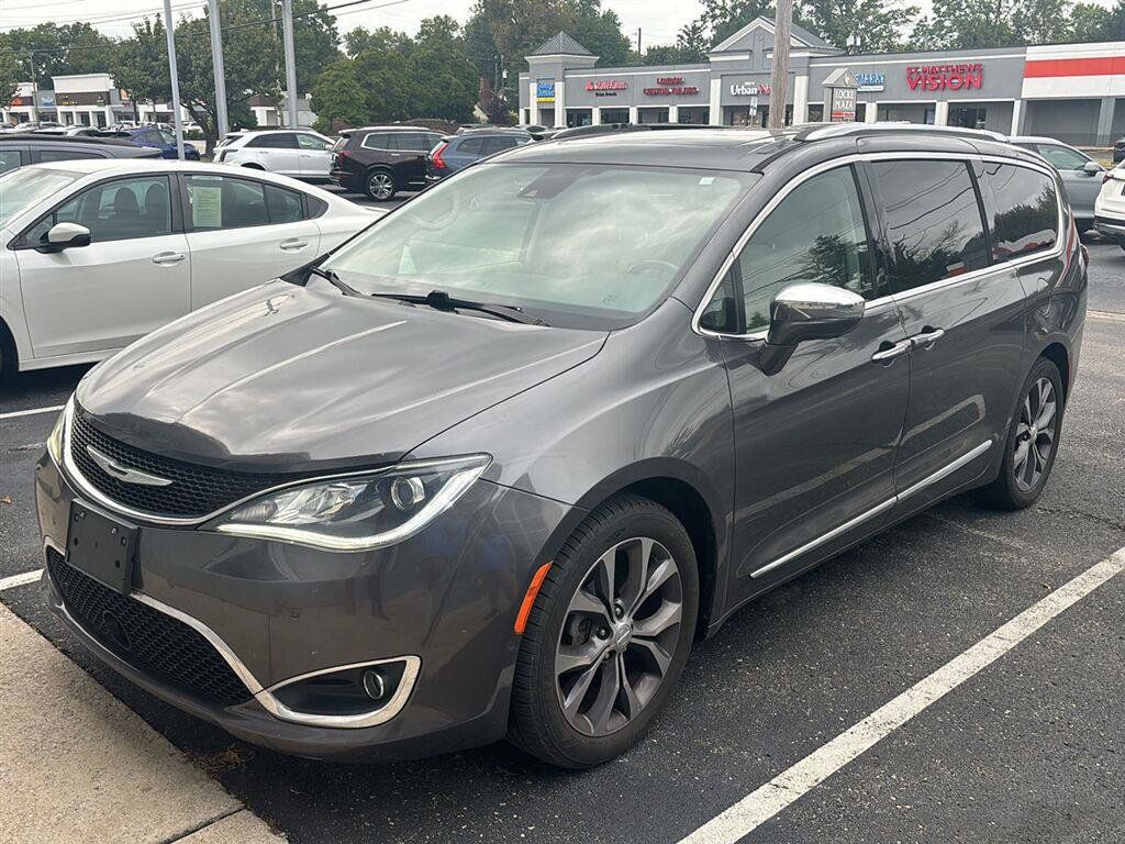 Used 2018 Chrysler Pacifica Limited w/ Tire & Wheel Group FWD image 1