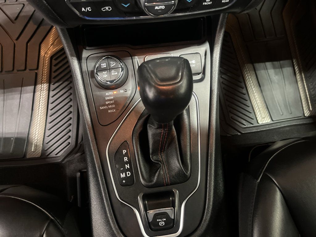 Used 2020 Jeep Cherokee Trailhawk AWD/4WD image 14
