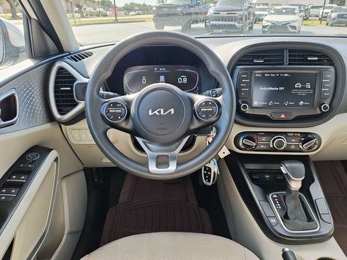 Used 2023 Kia Soul LX w/ LX Technology Package FWD image 16