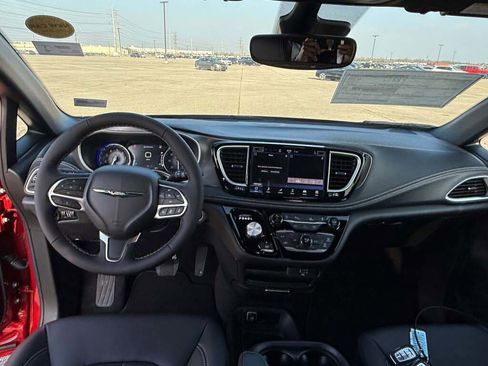 New 2026 Chrysler Pacifica Select image 24