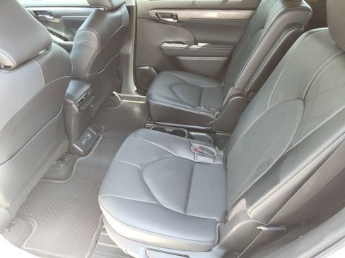 Used 2023 Toyota Highlander Platinum image 26