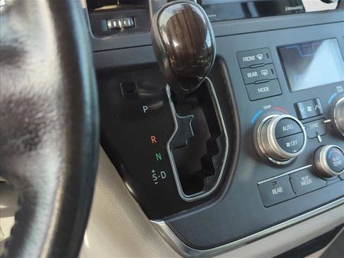 Used 2018 Toyota Sienna XLE image 22