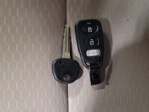 Used 2020 Hyundai Elantra SE image 32