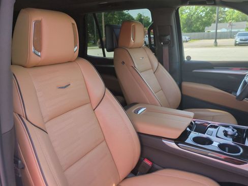 Certified 2025 Cadillac Escalade Premium Luxury w/ Touring Package AWD/4WD image 29
