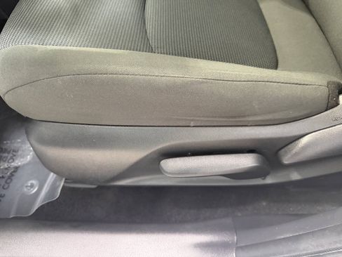 Used 2022 Toyota RAV4 LE w/ Carpet Mat Package (TMS) AWD/4WD image 19