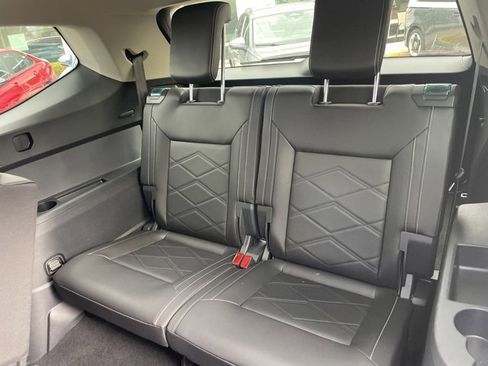 Certified 2025 Volkswagen Atlas SE image 9