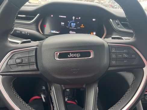 Used 2023 Jeep Grand Cherokee L Laredo image 16