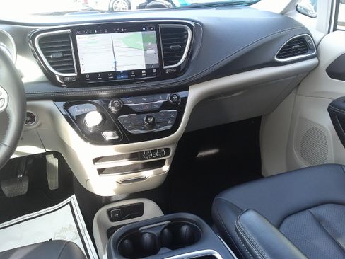 Used 2024 Chrysler Pacifica Select image 21