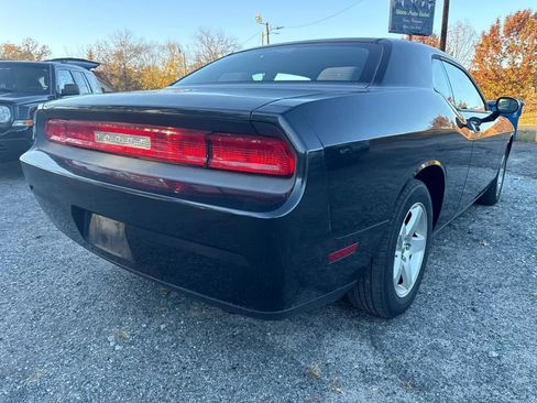 Used 2010 Dodge Challenger SE image 6