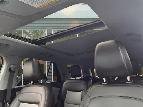 Used 2022 Ford Explorer XLT w/ Equipment Group 202A image 19