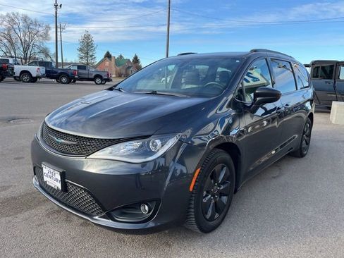 Used 2020 Chrysler Pacifica Touring-L w/ S Appearance Package image 5