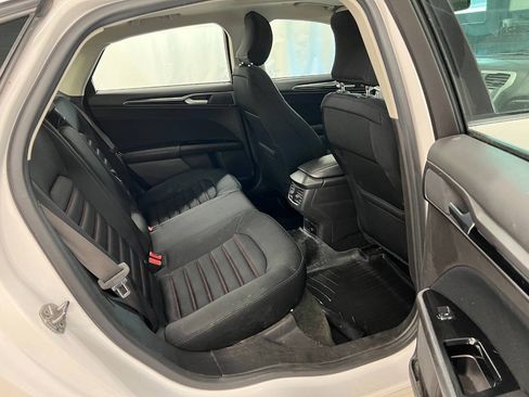 Used 2016 Ford Fusion SE FWD image 10