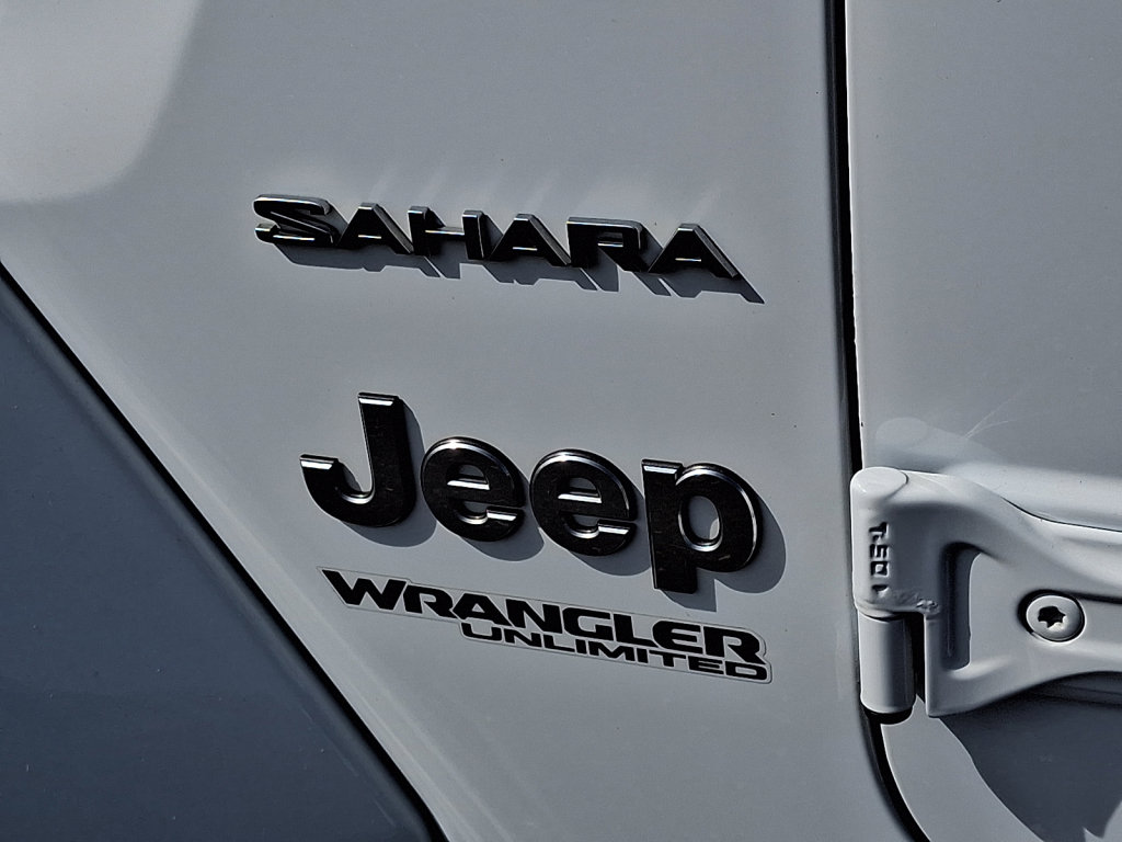 Used 2018 Jeep Wrangler Unlimited Sahara w/ Cold Weather Group AWD/4WD image 17