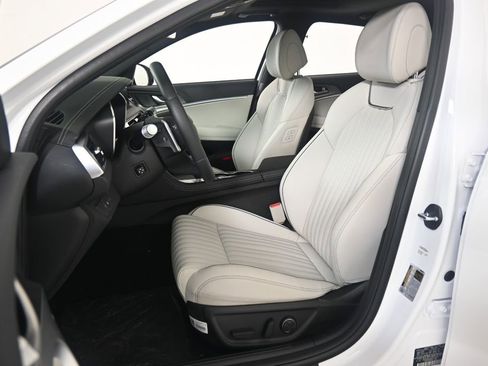 Used 2025 Genesis G70 2.5T w/ Sport Prestige Package RWD image 19