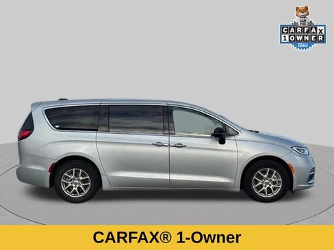 Used 2024 Chrysler Pacifica Touring-L FWD image 2