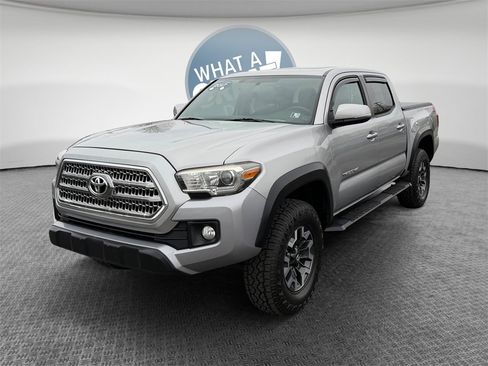 Used 2017 Toyota Tacoma TRD Off-Road image 8