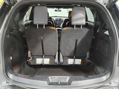 Used 2018 Ford Explorer XLT w/ Equipment Group 202A AWD/4WD image 38