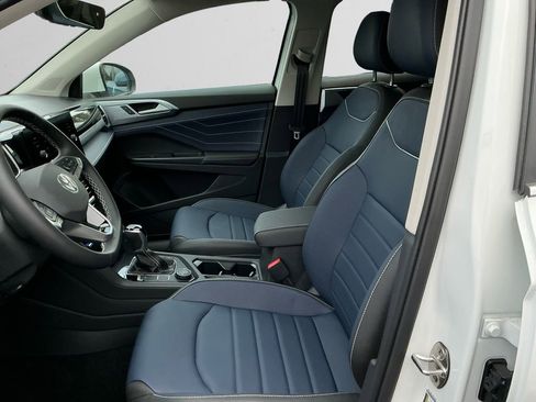 New 2025 Volkswagen Taos SEL image 9