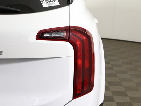 Used 2022 Kia Telluride LX FWD image 16
