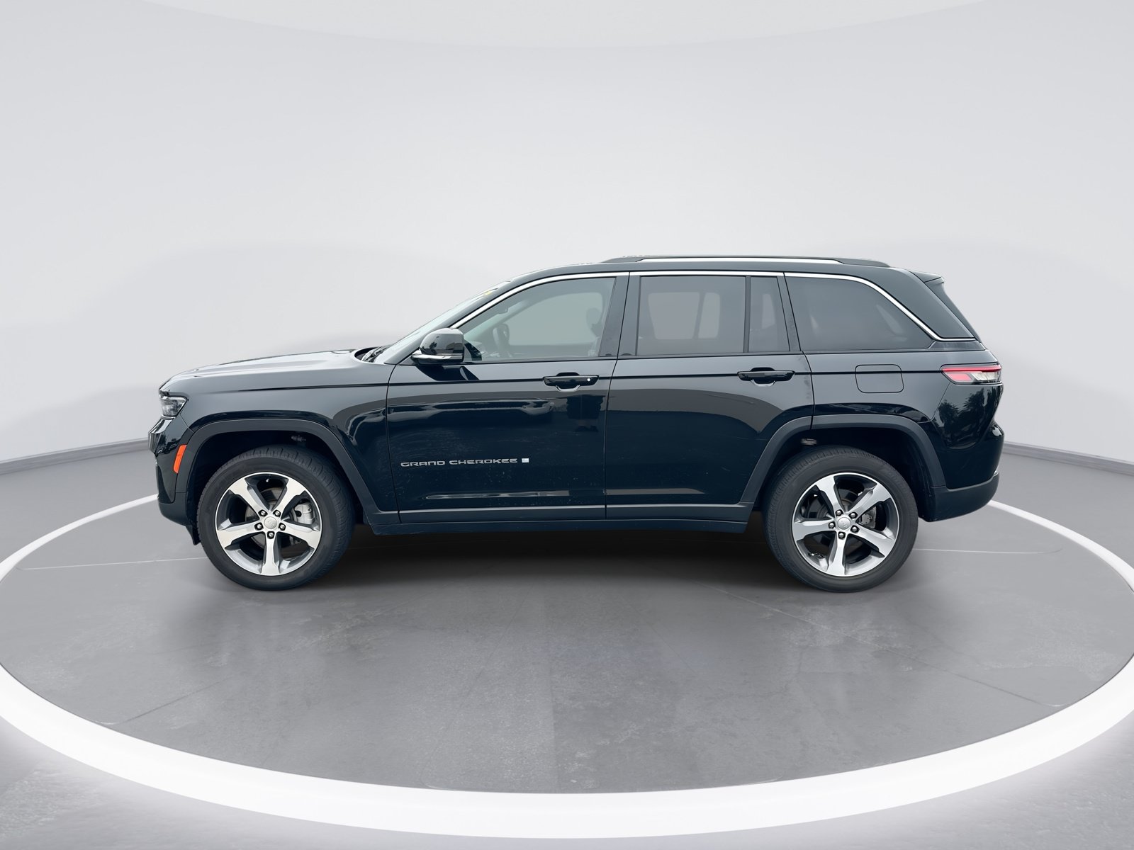 Used 2023 Jeep Grand Cherokee Limited w/ Trailer Tow Prep Group (B) AWD/4WD image 6