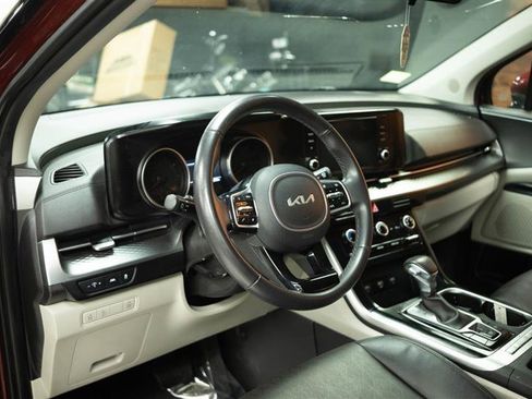 Used 2024 Kia Carnival LX image 9