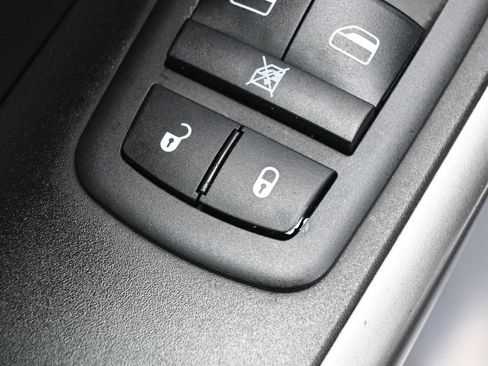 Used 2019 Jeep Cherokee Latitude w/ Cold Weather Group image 14