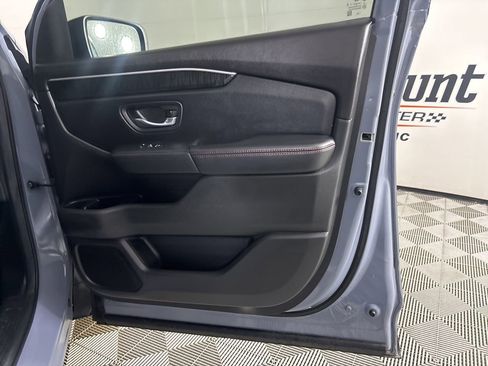 Used 2025 Honda Pilot Black Edition image 29