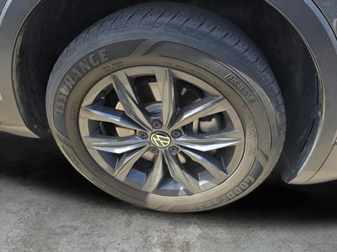 Used 2022 Volkswagen Tiguan SE w/ Panoramic Sunroof Package image 28