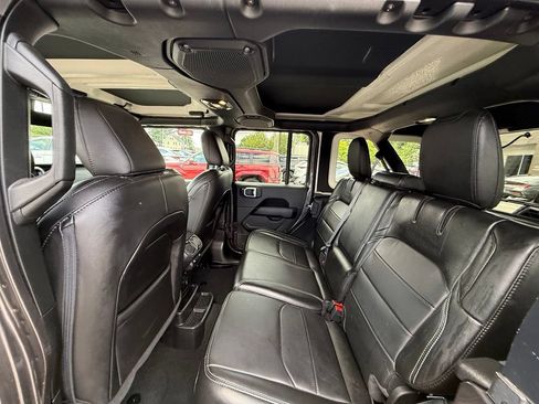 Used 2023 Jeep Wrangler Unlimited Sahara AWD/4WD image 15