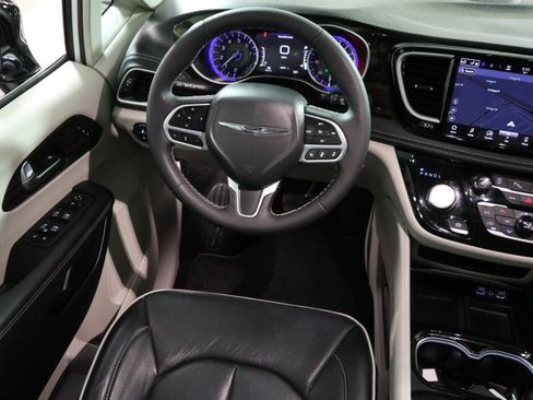 Used 2023 Chrysler Pacifica Limited FWD image 16