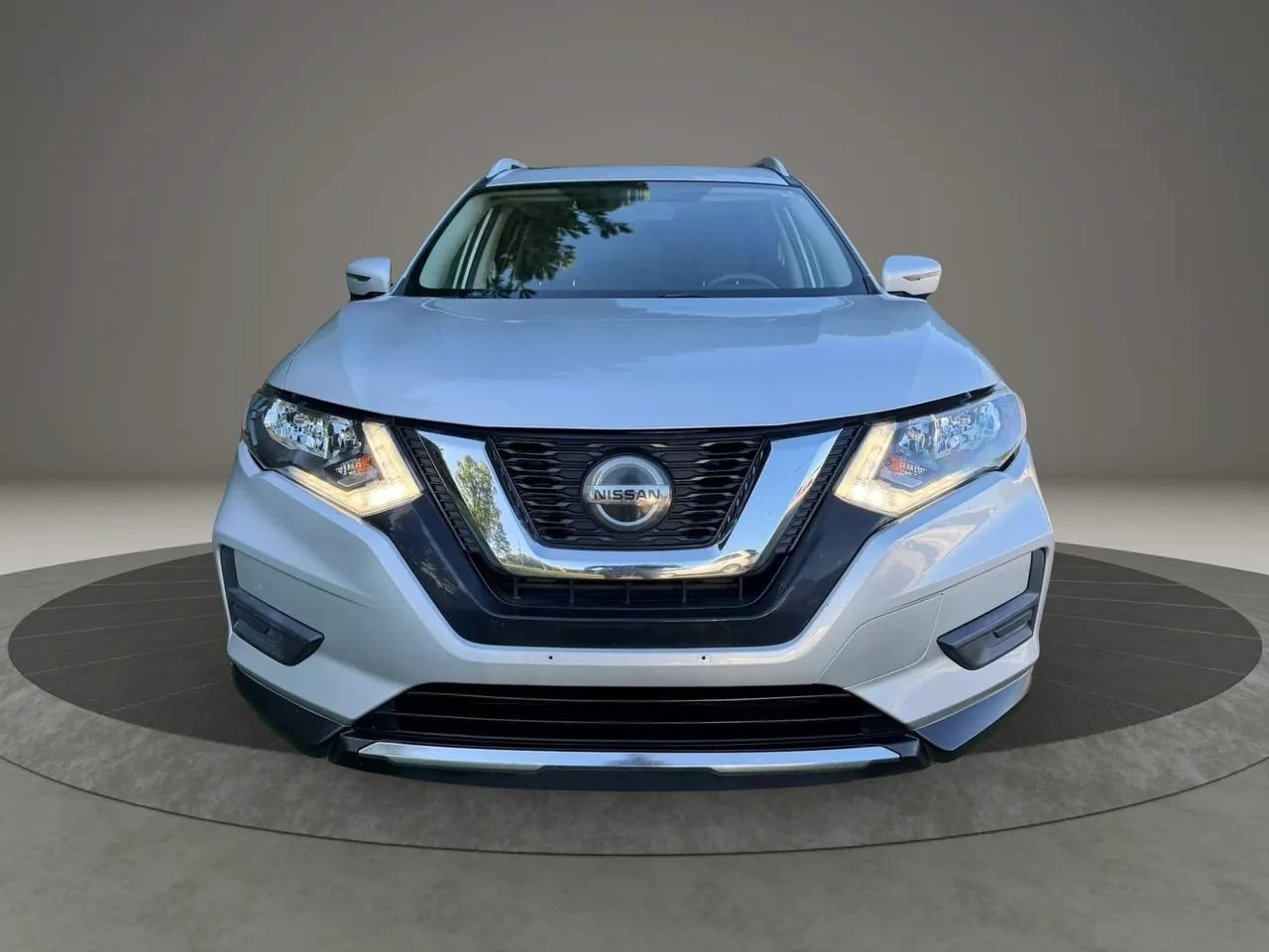 Used 2018 Nissan Rogue SV w/ Sun & Sound Touring Package AWD/4WD image 8