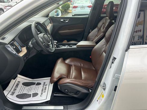 Used 2019 Volvo XC60 T5 Momentum w/ Multimedia Package image 9