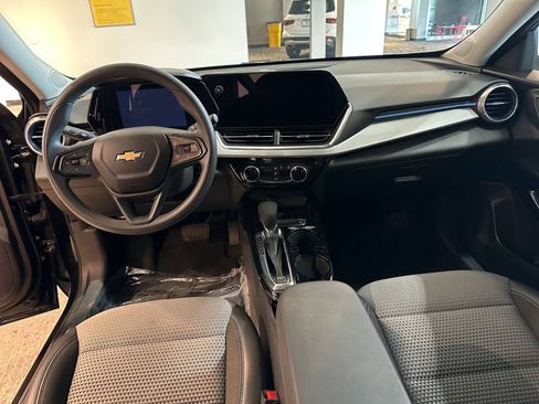 Used 2025 Chevrolet Trax LT FWD image 32