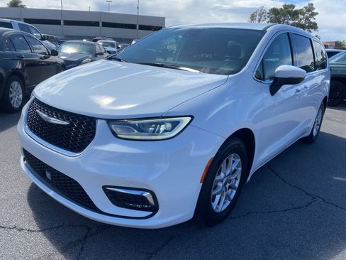 Used 2023 Chrysler Pacifica Touring-L FWD image 1