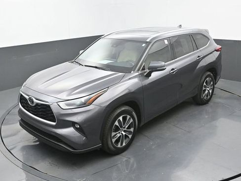 Used 2021 Toyota Highlander XLE FWD image 33