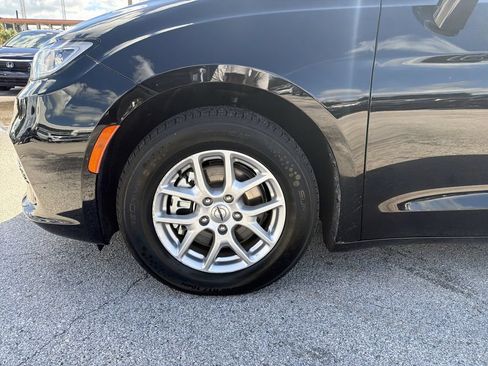 Used 2024 Chrysler Pacifica Touring-L FWD image 33