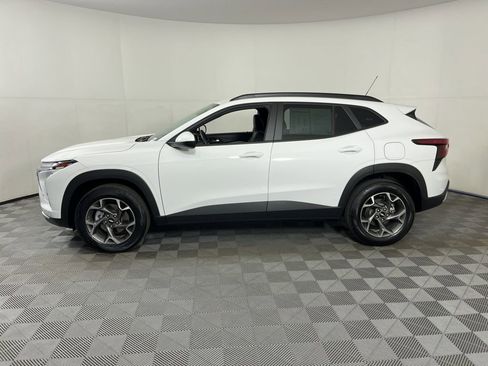 Used 2025 Chevrolet Trax LT w/ LT Convenience Package image 2