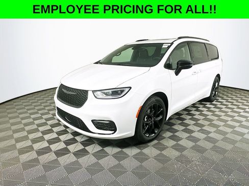 New 2026 Chrysler Pacifica Limited w/ S Appearance Package image 4