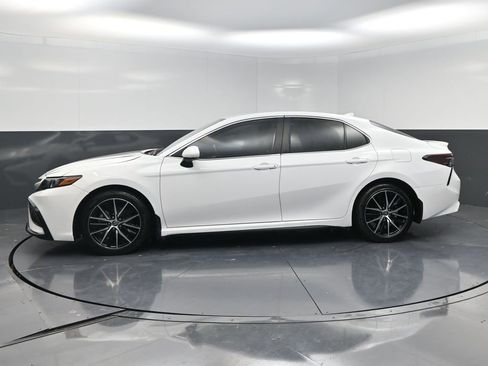 Used 2024 Toyota Camry SE FWD image 3