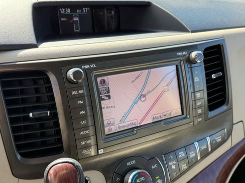 Used 2013 Toyota Sienna XLE w/ Premium Pkg image 26