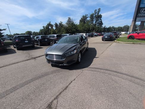 Used 2016 Ford Fusion SE FWD image 11