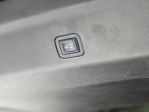 Used 2022 Chevrolet Suburban RST w/ Luxury Package image 39