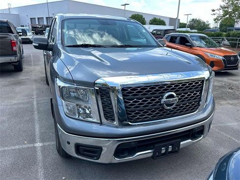 Used 2018 Nissan Titan SV w/ SV Convenience Package image 2
