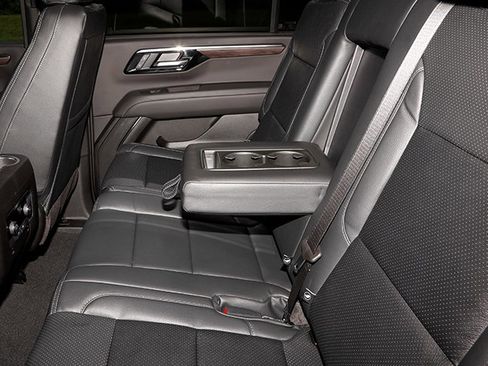 Used 2025 Chevrolet Suburban LS RWD image 19