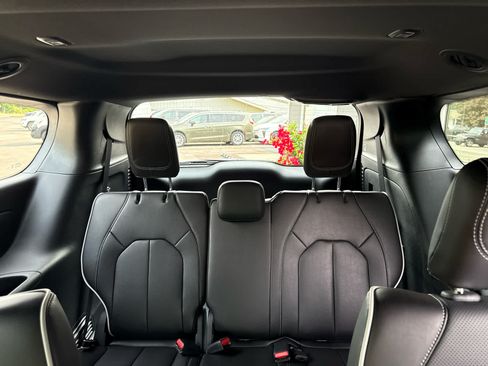 New 2027 Chrysler Pacifica Limited AWD/4WD image 18
