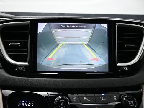 Used 2023 Chrysler Pacifica Touring-L FWD image 23