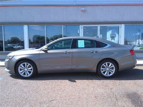 Used 2019 Chevrolet Impala LT FWD image 2
